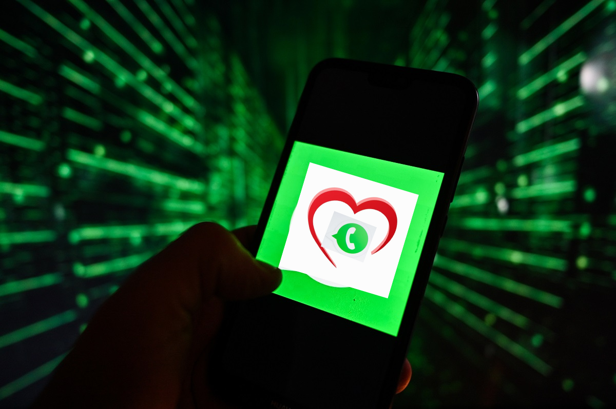 Fotomontaje de WhatsApp y la nueva opción de cambiar el icono por un corazón para San Valentín.