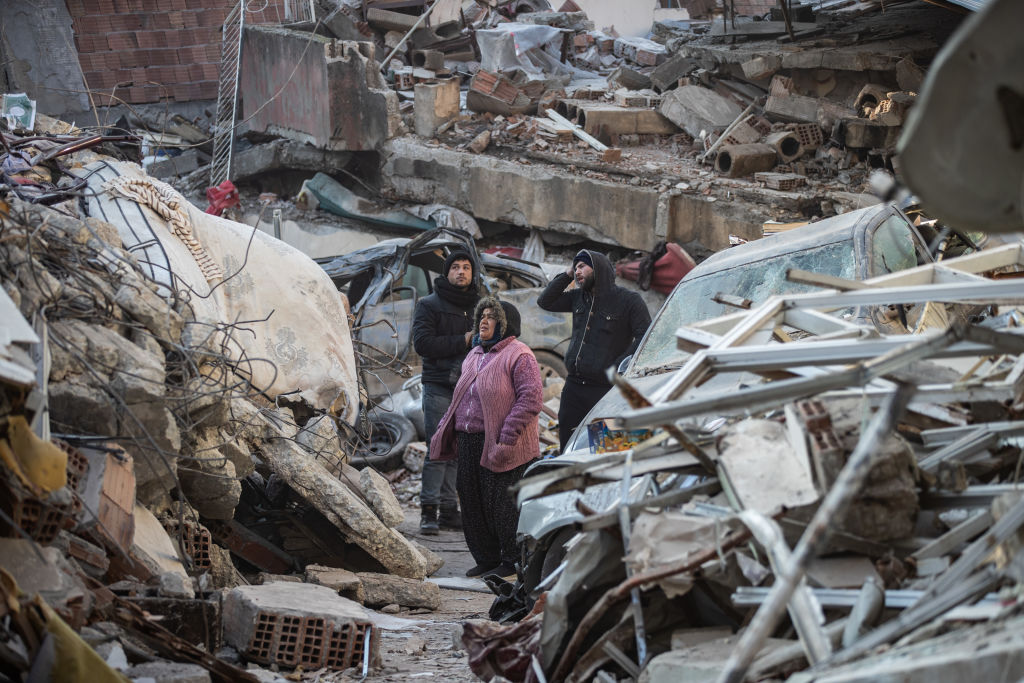 Escombros de uno de los edificios derrumbados en Turquía y Siria por sismo del pasado lunes 6 de febrero.