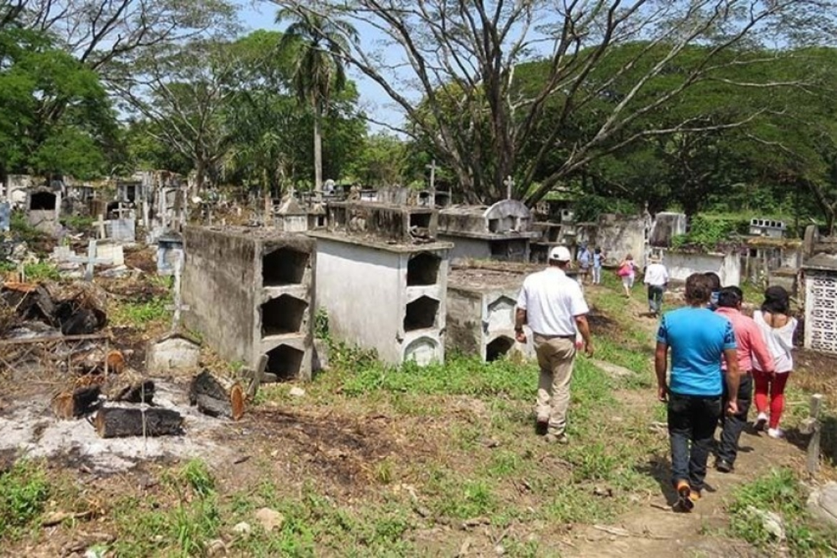 Las tumbas de víctimas de la tragedia de Armero estarían siendo profanadas por supuestos brujos que les hacen hechicería. Familias piden ayuda. 