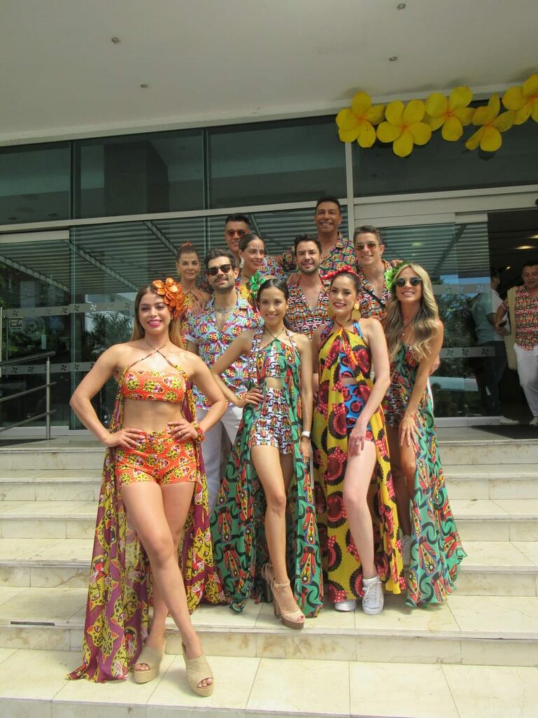 Integrantes de la carroza de Caracol Televisión en el Carnaval de Barranquilla - Pulzo