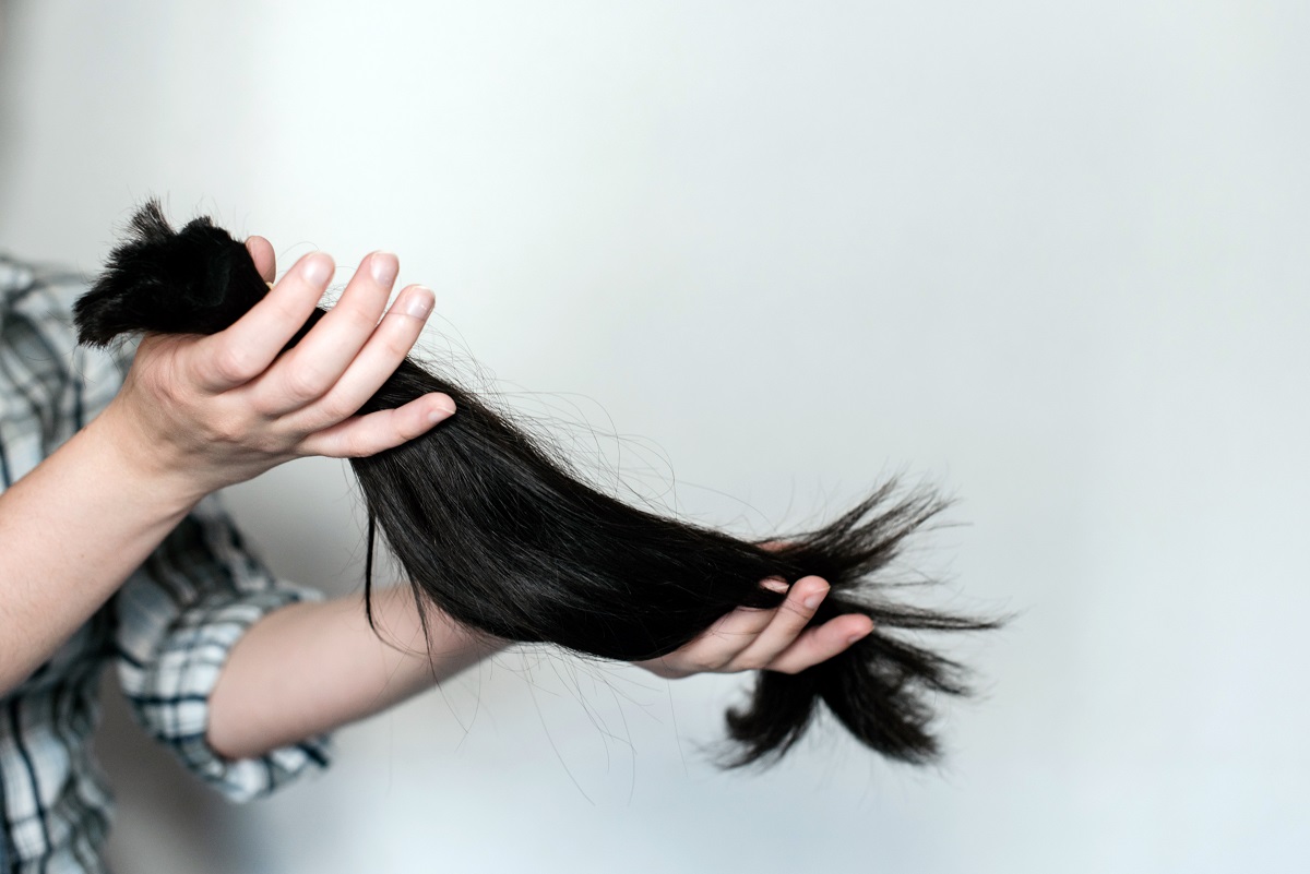 Imagen ilustrativa de cabello cortado para la nota de una mujer que acepta reto de raparse el cabello por dinero.
