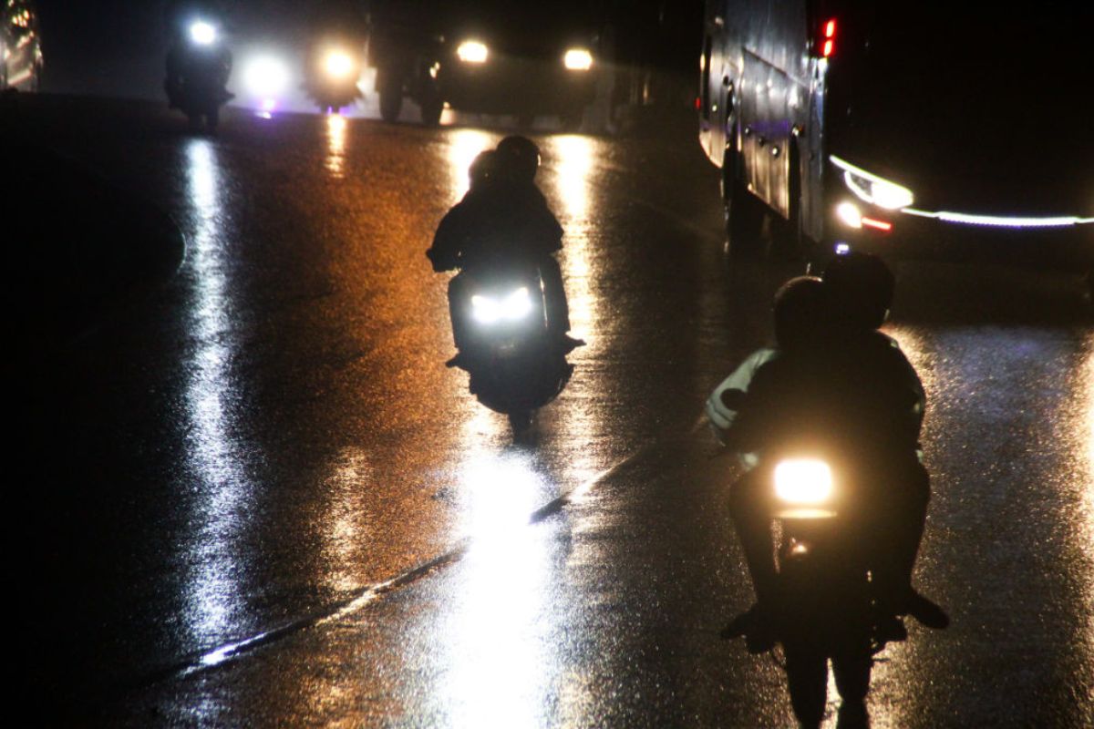 Motos en la noche a propósito de qué debe llevar para un viaje a esas horas.