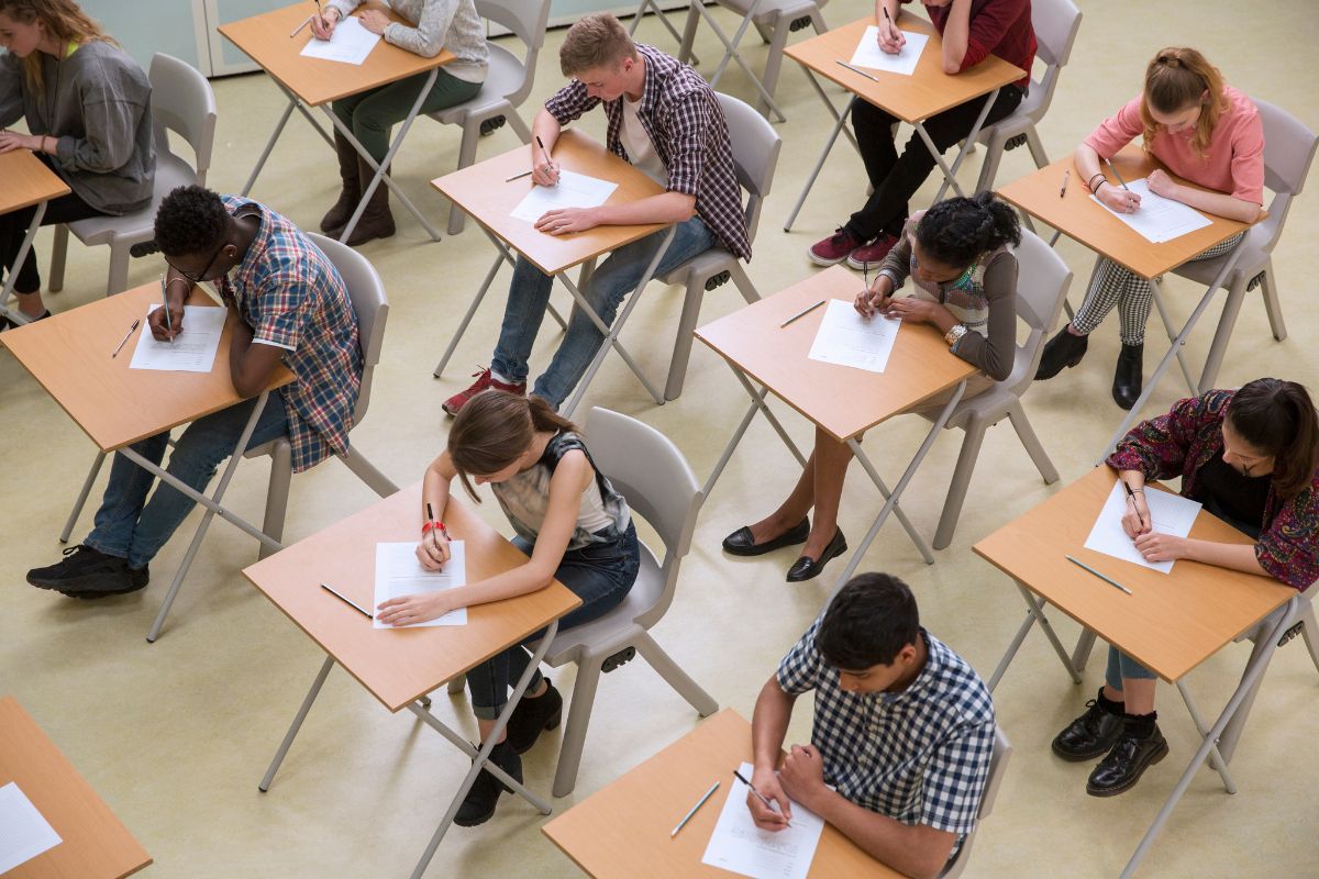 Estudiantes en examen ilustran nota de fechas de citación y aplicación del Icfes Saber 11 calendario B,