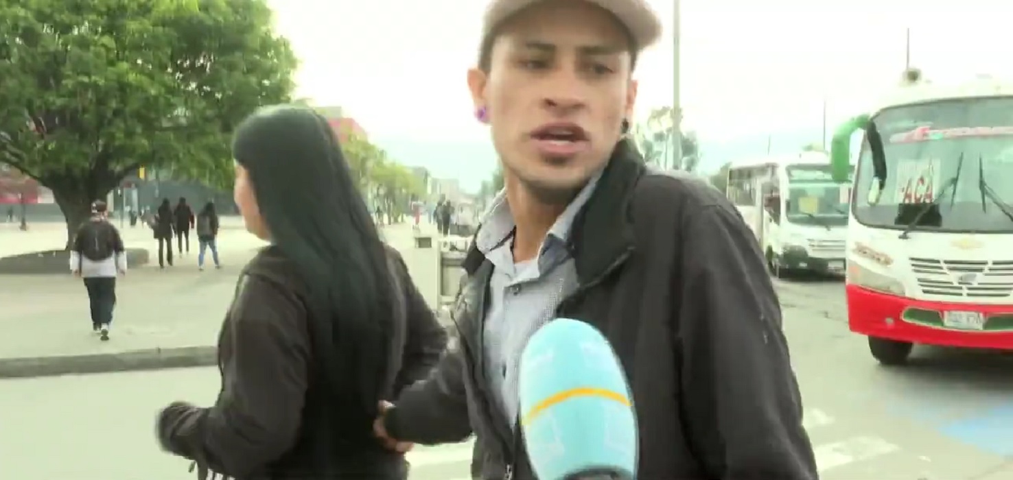 Peatón que contestó feo a periodista por preguntarle por qué no usaba puente peatonal.