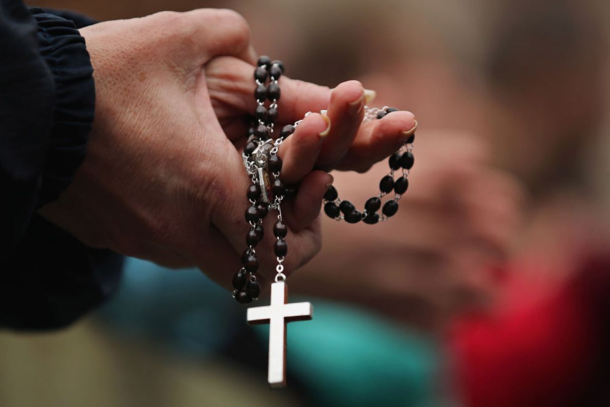 Santo rosario a propósito de cómo se reza y cuáles son las oraciones que usan los creyentes.