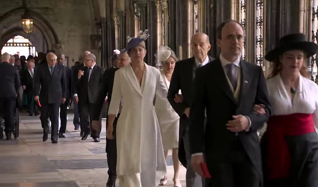 Verónica Alcocer y Álvaro Leyva llegaron a la coronación de Carlos III. Foto: Pulzo
