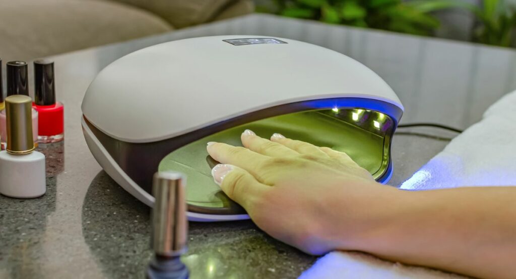Lámparas para secar esmaltes semipermanentes podrían desarrollar cáncer en la piel por rayos UV, según estudio de la Universidad de California. / Getty