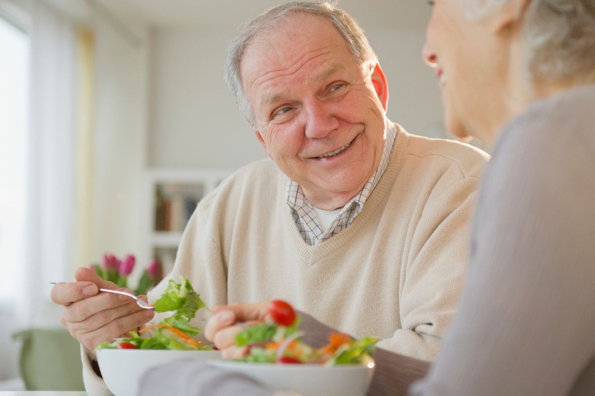 Persona comiendo ensalada a propósito de las recetas saludables y ricas que puede hacer.