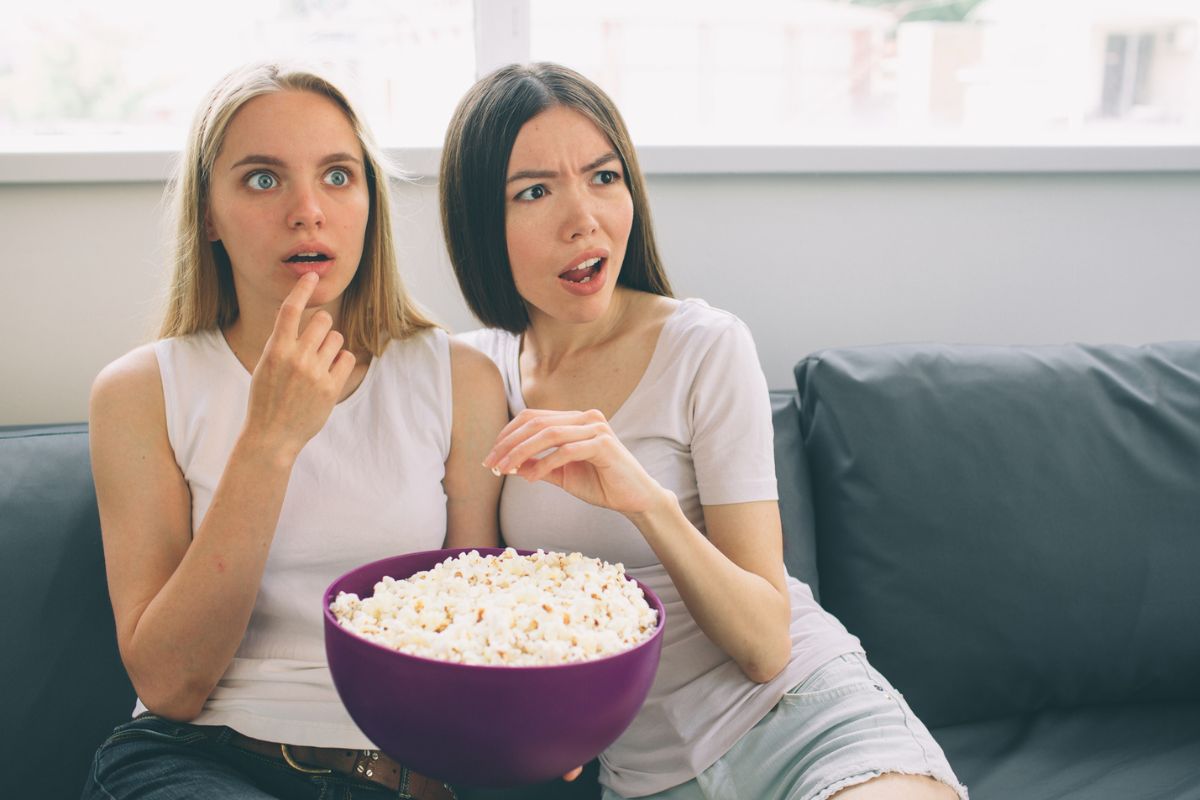 Mujeres viendo HBO a propósito de los estrenos de junio de 2023.