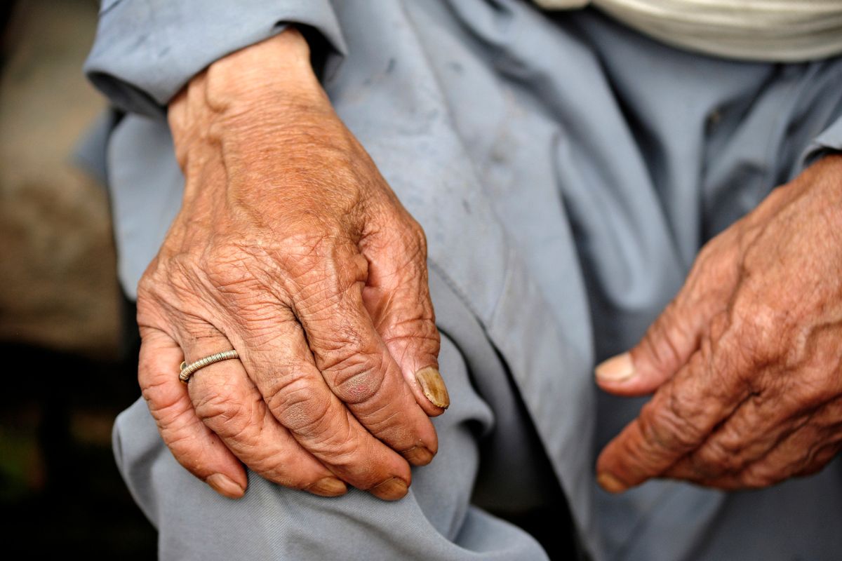 Foto de manos de abuela a propósito de adulta mayor abandonada en ancianato