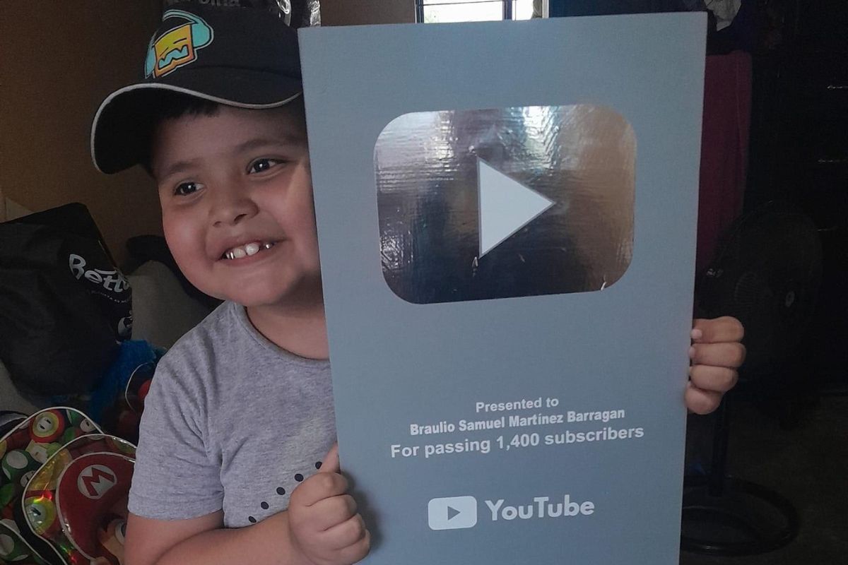 Foto de niño al que su papá le hizo placa de YouTube
