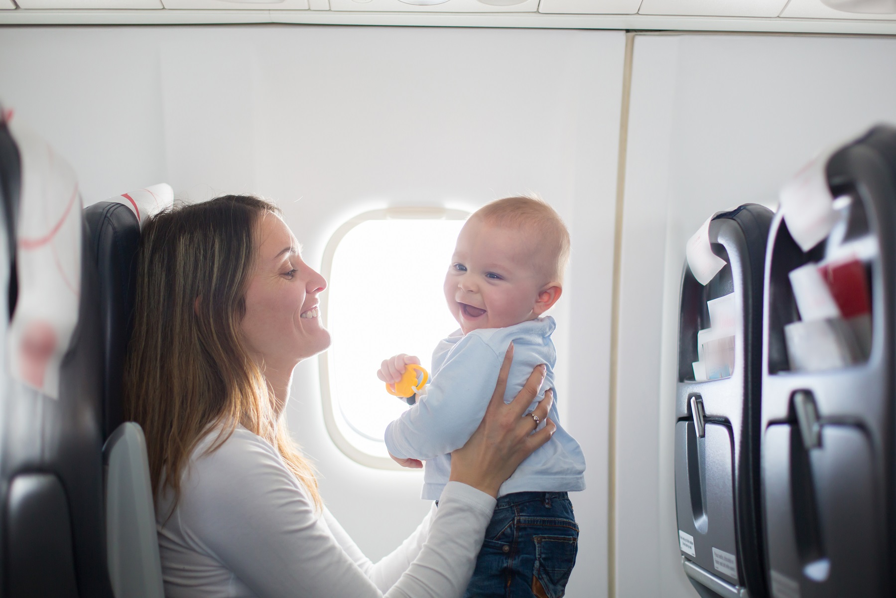 Desde que se nace un bebé puede viajar en un avión, pero no es lo recomendable.