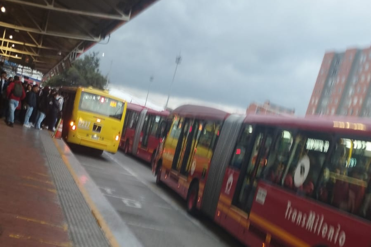 Enorme trancón en el Portal Usme puso a caminar a los usuarios de los buses de Transmilenio en Bogotá, que tomaron otros medios para llegar a sus trabajos.