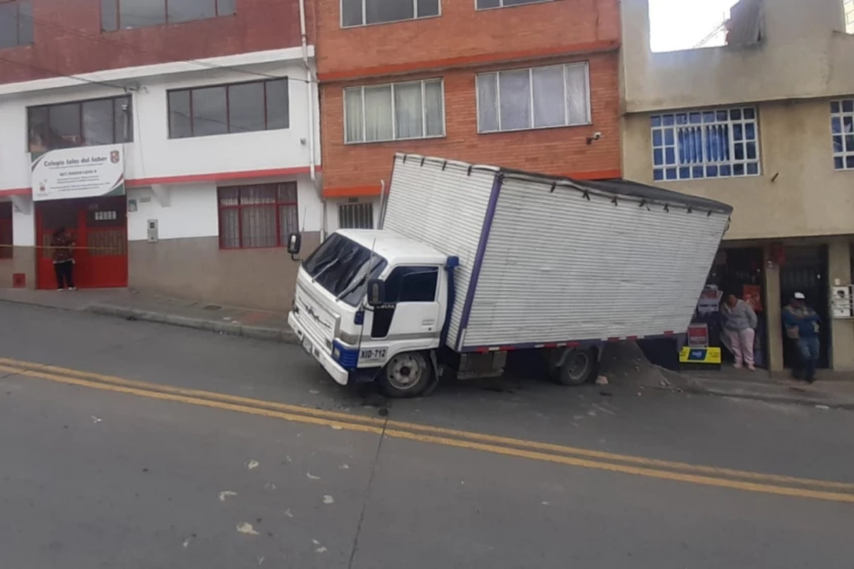 Ocho niños fueron atropellados en el sur de Bogotá por camión que se quedó sin frenos. El vehículo se deslizó por una pendiente y chocó contra una vivienda
