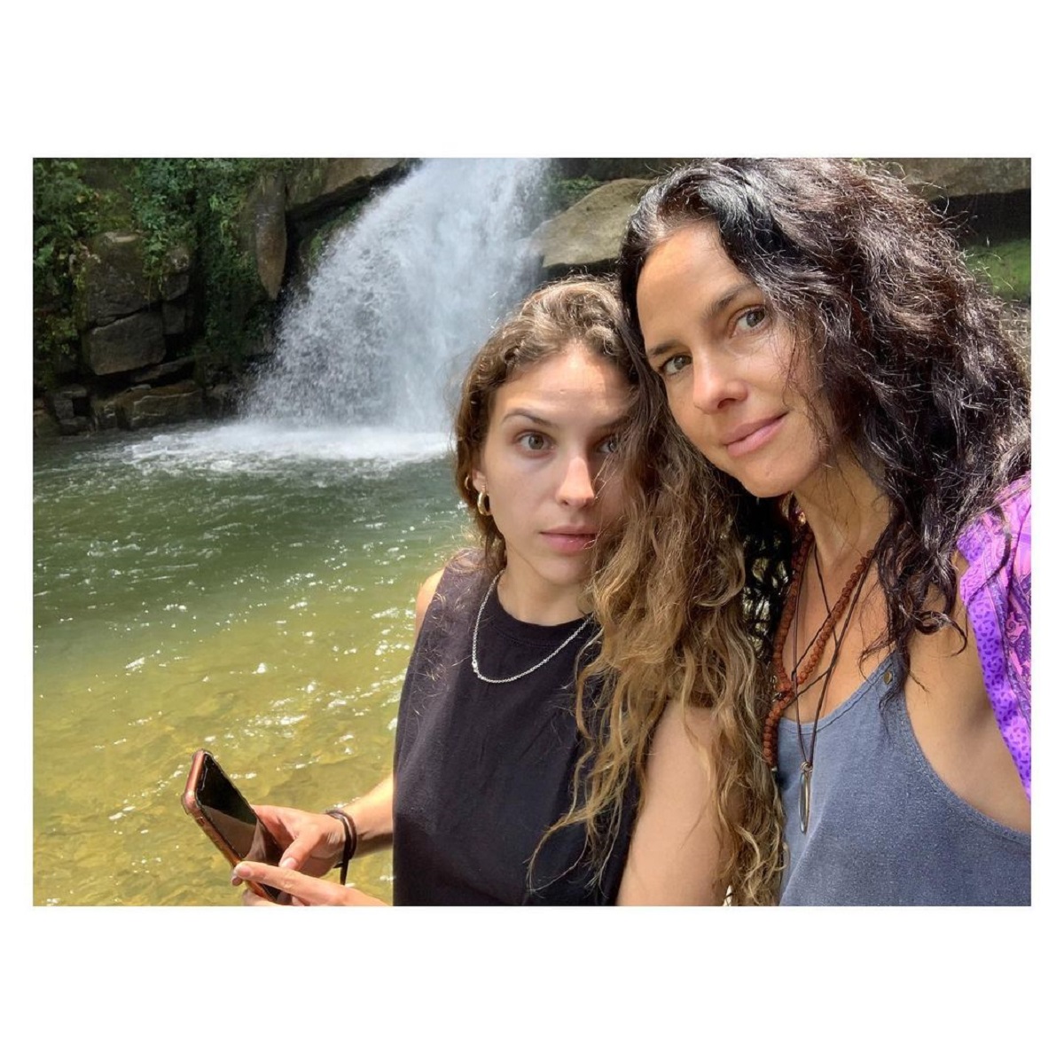 Sofía Estrada y Paola Turbay, en nota sobre que la joven trabaja en Caracol y la exreina en RCN