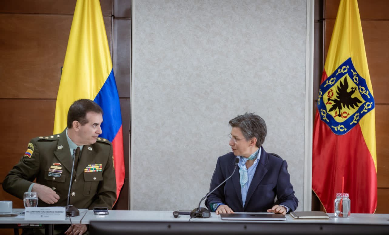 El comandante de la Policía Nacional, William Salamanca, y la alcaldesa de Bogotá, Claudia López.