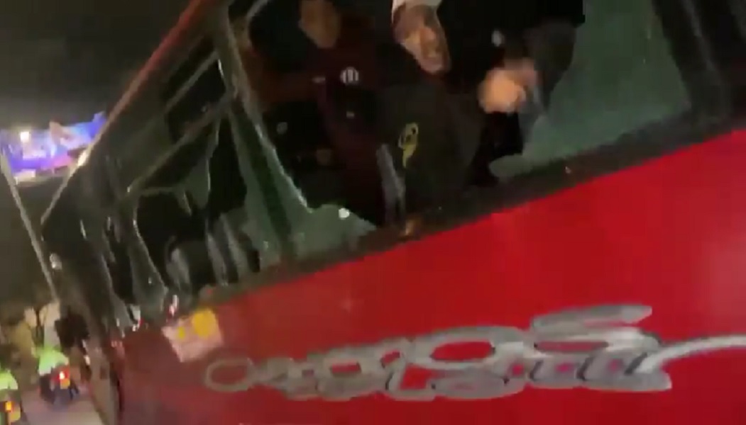 Momento de la captura de atacante del bus de hinchas de Universitario de Lima en Bogotá.