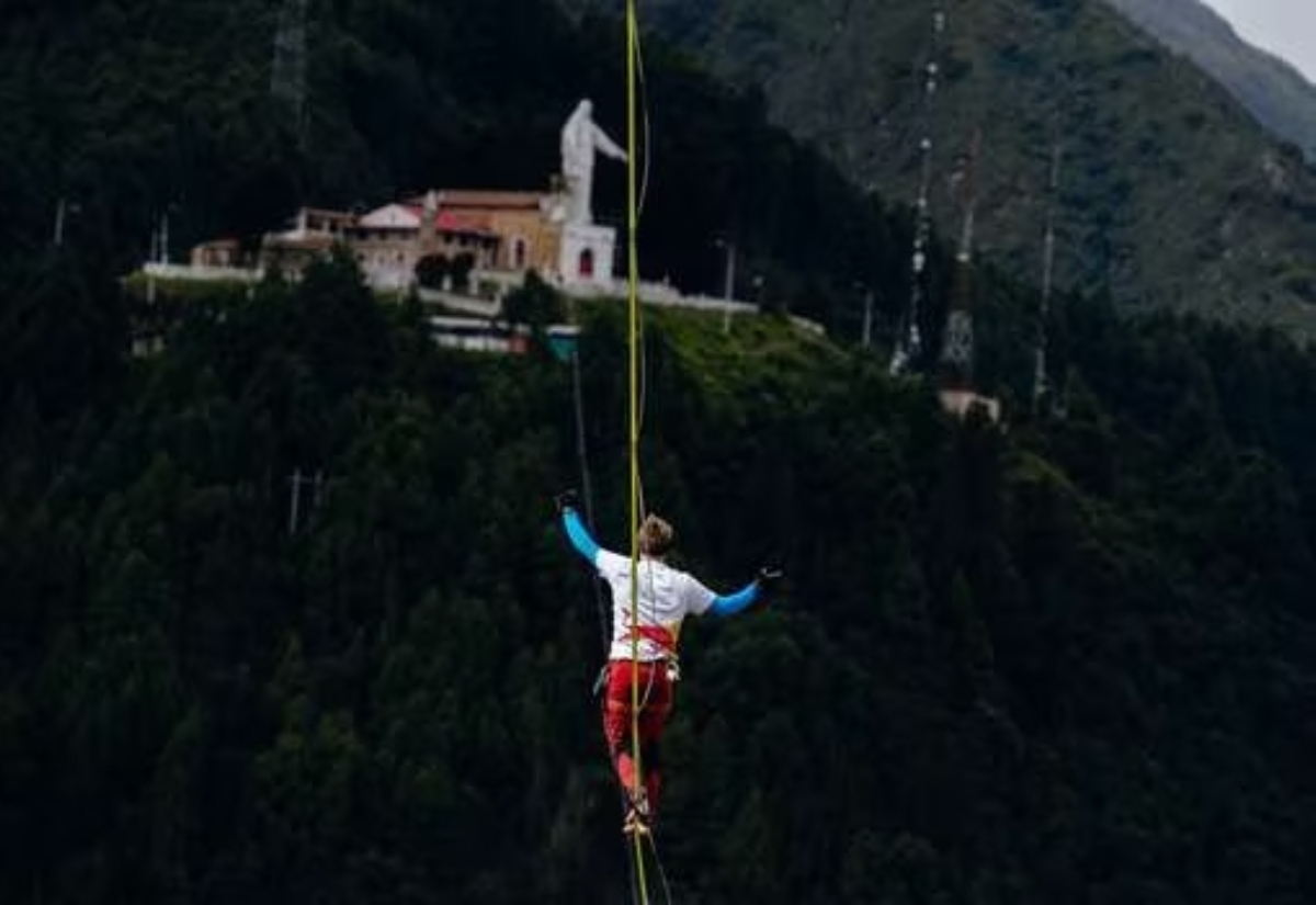 Hombre cruzó en cuerda floja del cerro de Monserrate a Guadalupe en Bogotá. En total recorrió una distancia de 1.525 metros. 