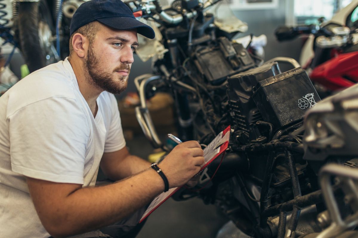 Por qué la cadena de la moto da tirones si está bien tensada?