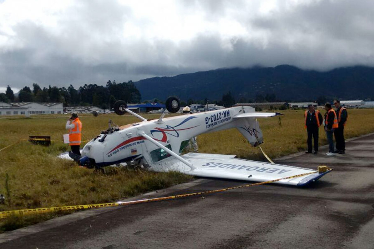 Accidente aéreo en Bogotá. Avioneta ultraliviana se estrelló cerca del aeropuerto Guaymaral y aún se desconoce el estado de salud de los ocupantes. 