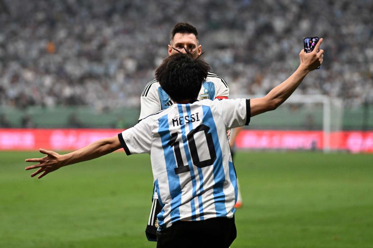 Foto de Lionel Messi e hincha, en galería de imágenes de emoción que causó Lionel Messi en China en triunfo de Argentina vs. Australia.