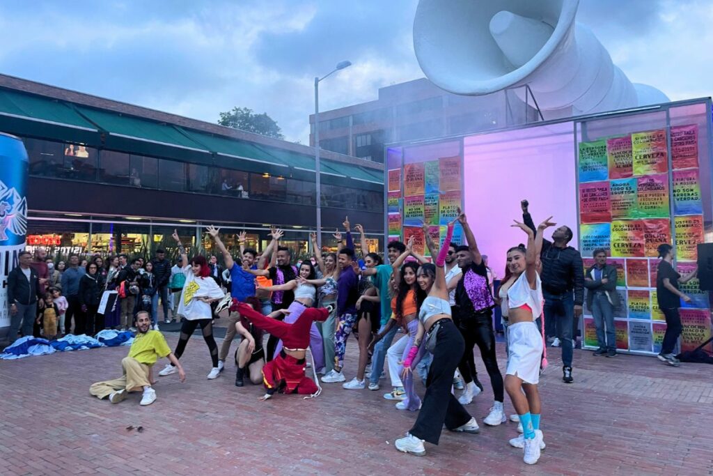Baile en el lanzamiento del nuevo concepto de Andina, calle 85 con cra 15
