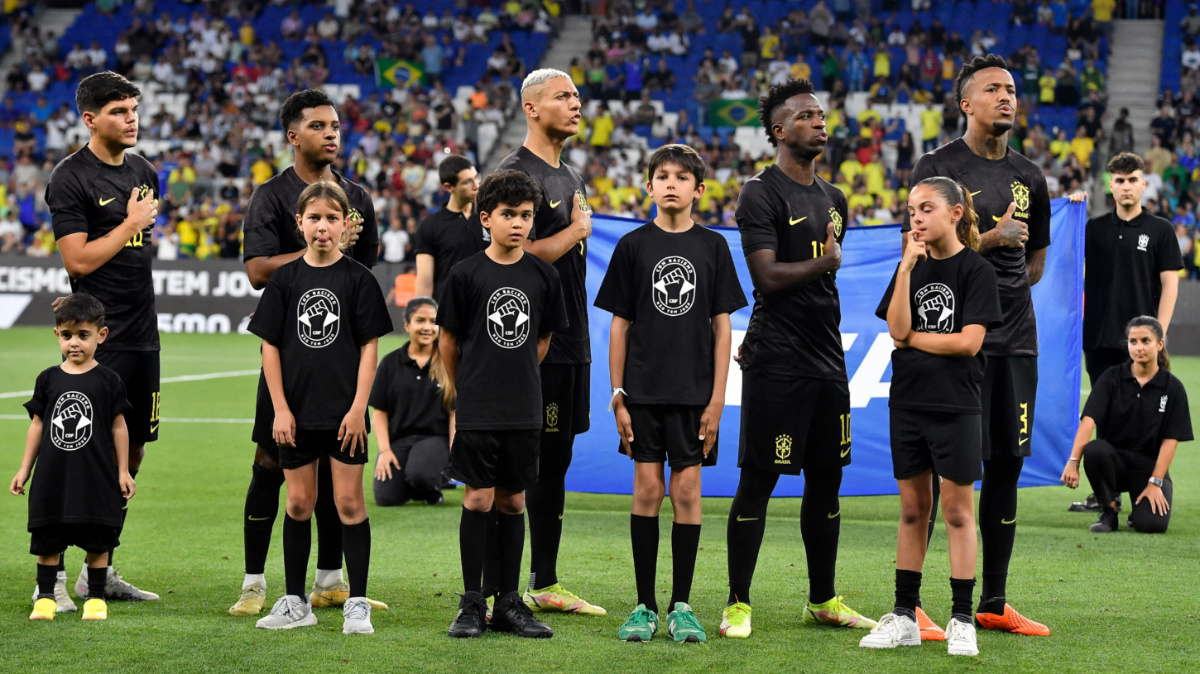 Selección Brasil jugó de negro en amistoso por rechazo a racismo contra  Vinícius