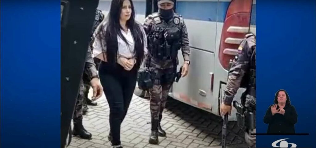 Foto de Aída Merlano en su traslado desde Buen Pastor a otra cárcel el 18 de junio. / Captura de pantalla Noticias Caracol