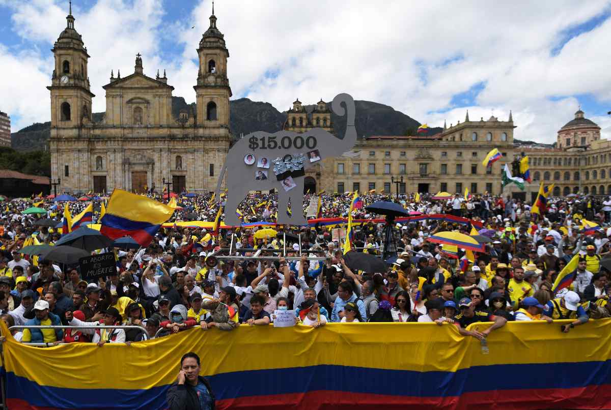 Imagen de manifestantes en Plaza de Bolívar, en galería de marchas en Bogotá hoy 20 de junio contra Gustavo Petro: qué le dijeron, en fotos.
