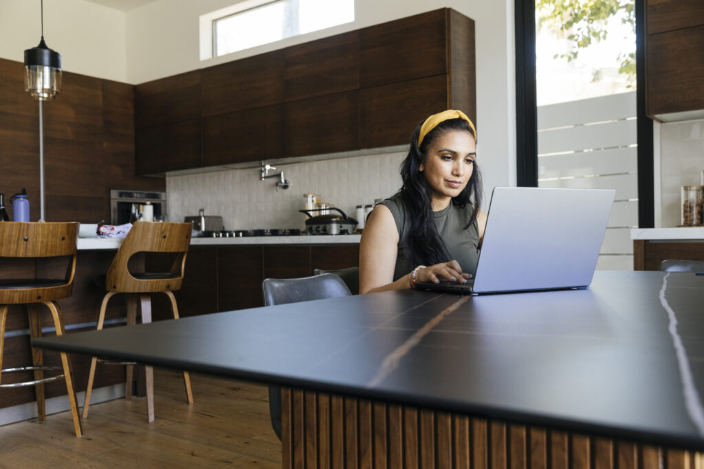 Mujer en la computadora