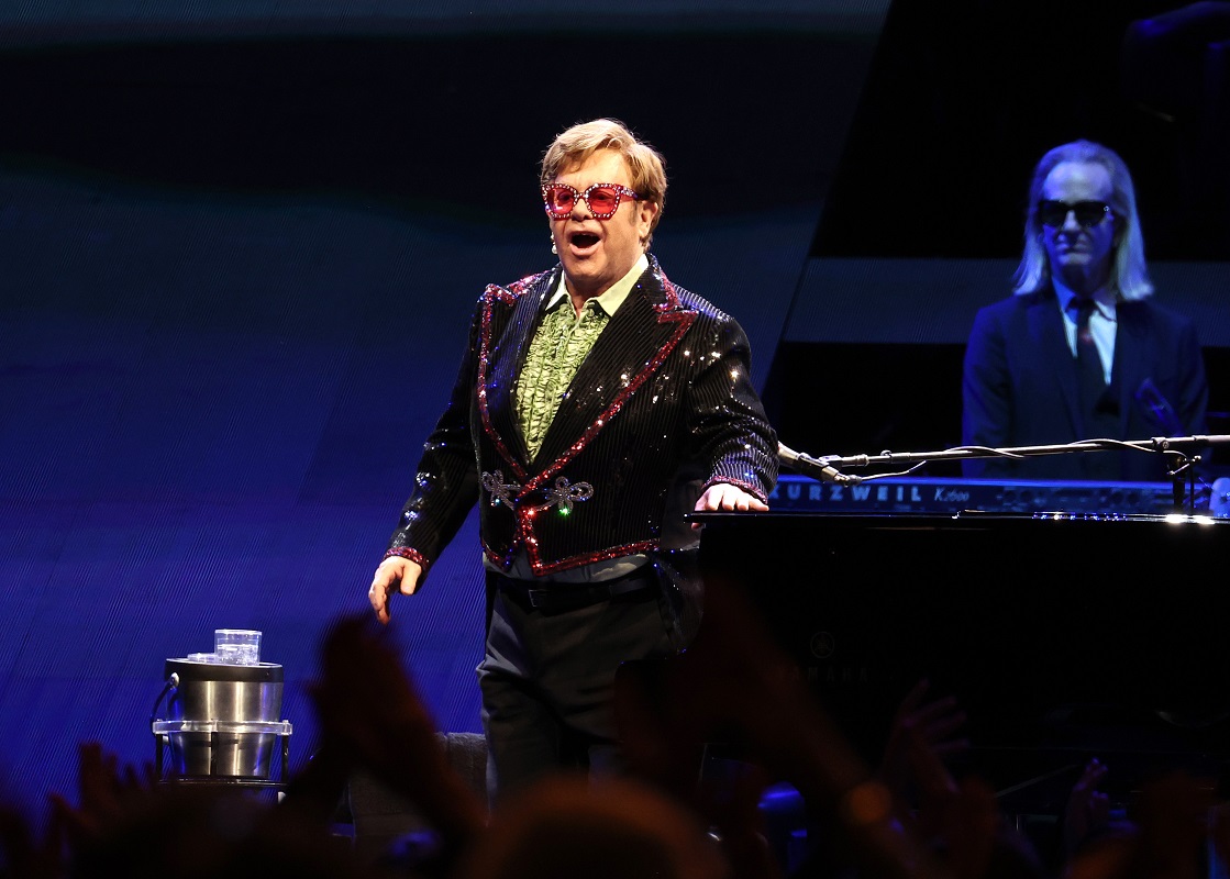 El cantante británico Elton John dijo que "Estados Unidos se está yendo al carajo" por la homofobia y por la leyes que se han aprobado en ese país.