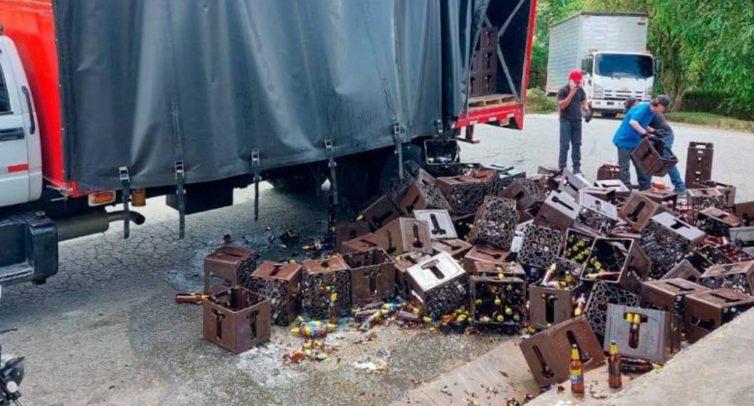 Así quedaron las botellas de cerveza que quedaron rotas en Medellín luego del accidente de un camión