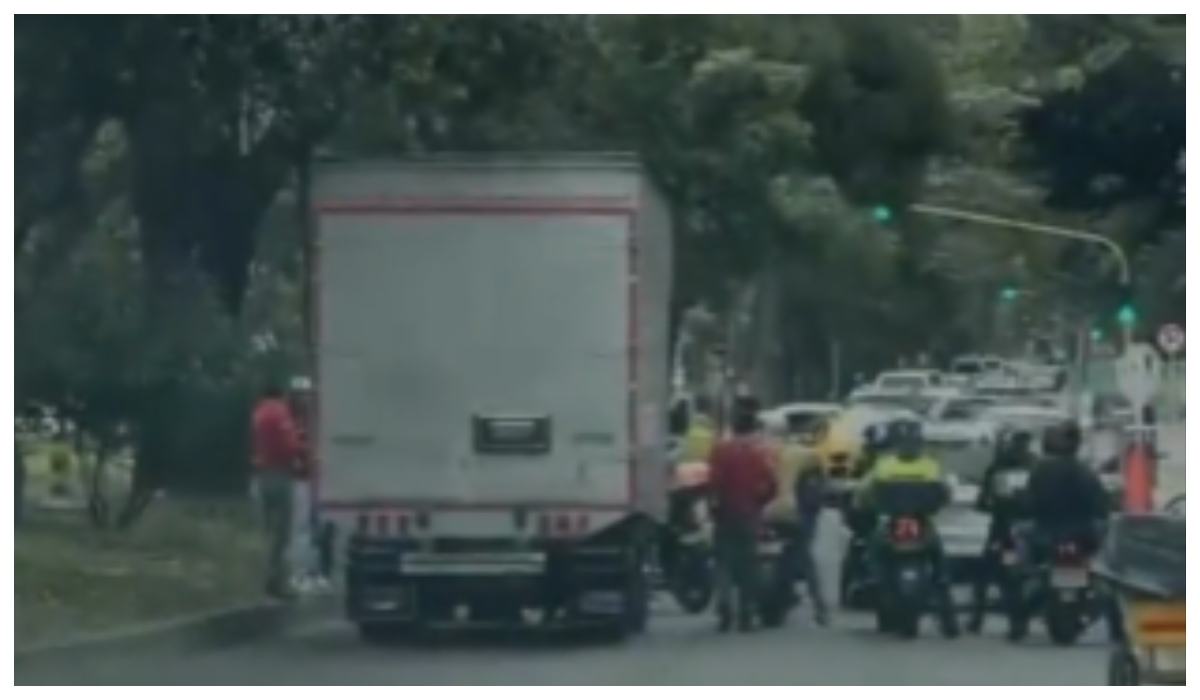 Conductor graba atraco a camión en exclusivo sector de Bogotá; hubo pánico
