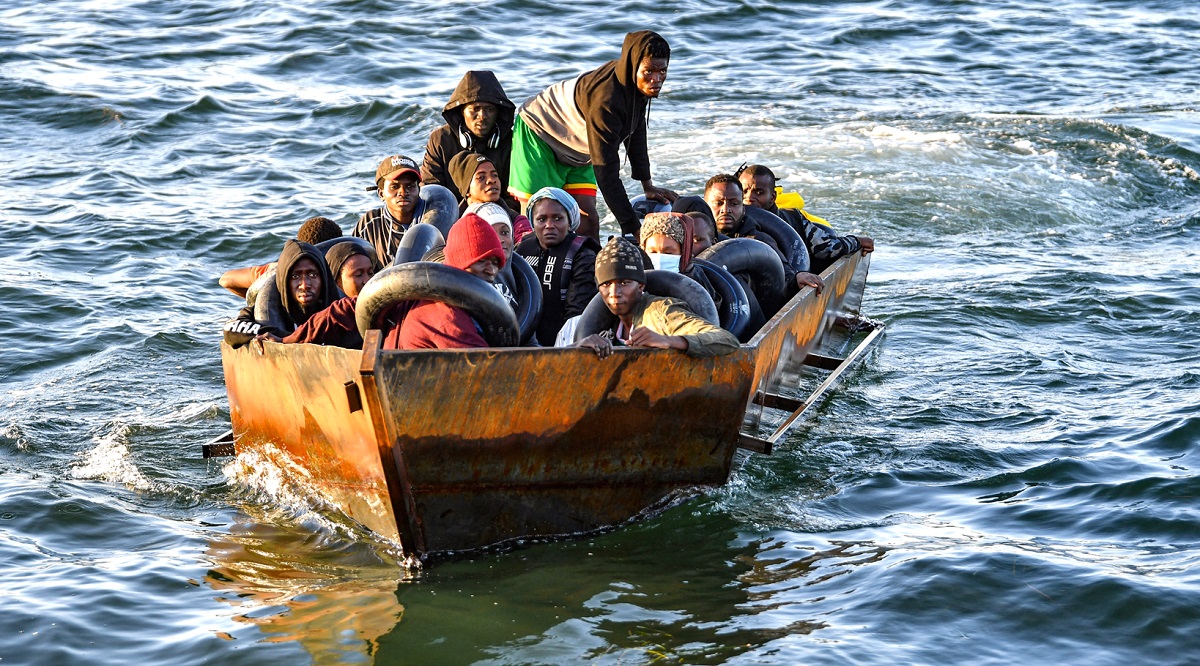 Migrantes africanos, comparados por 'Vladdo' con ocupantes de sumergible siniestrado.