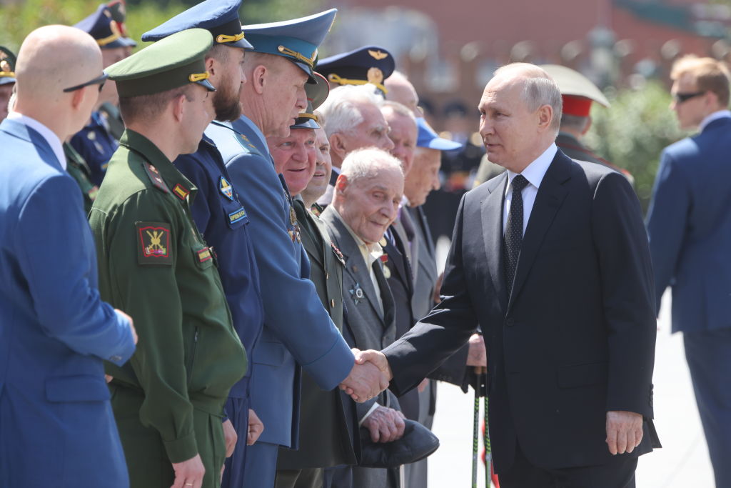 El presidente ruso Vladimir Putin saluda a su cúpula militar, que será decisiva en la crisis desatada por el grupo Wagner.