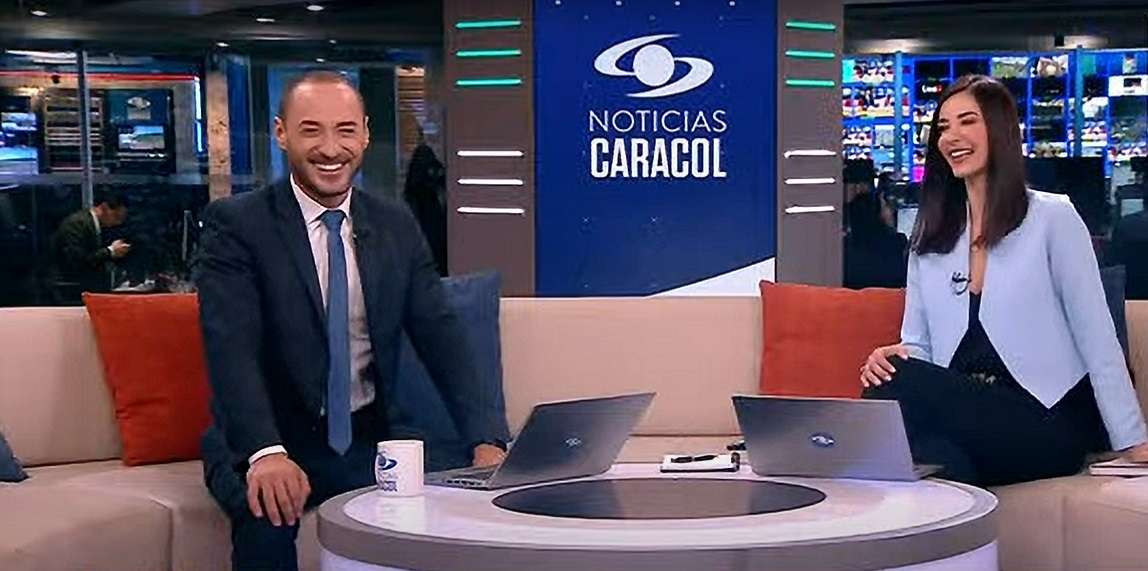 Foto de Andrés Montoya y Alejandra Giraldo, en nota de presentadores de Noticias Caracol no aguantaron risa en vivo por baile | Video
