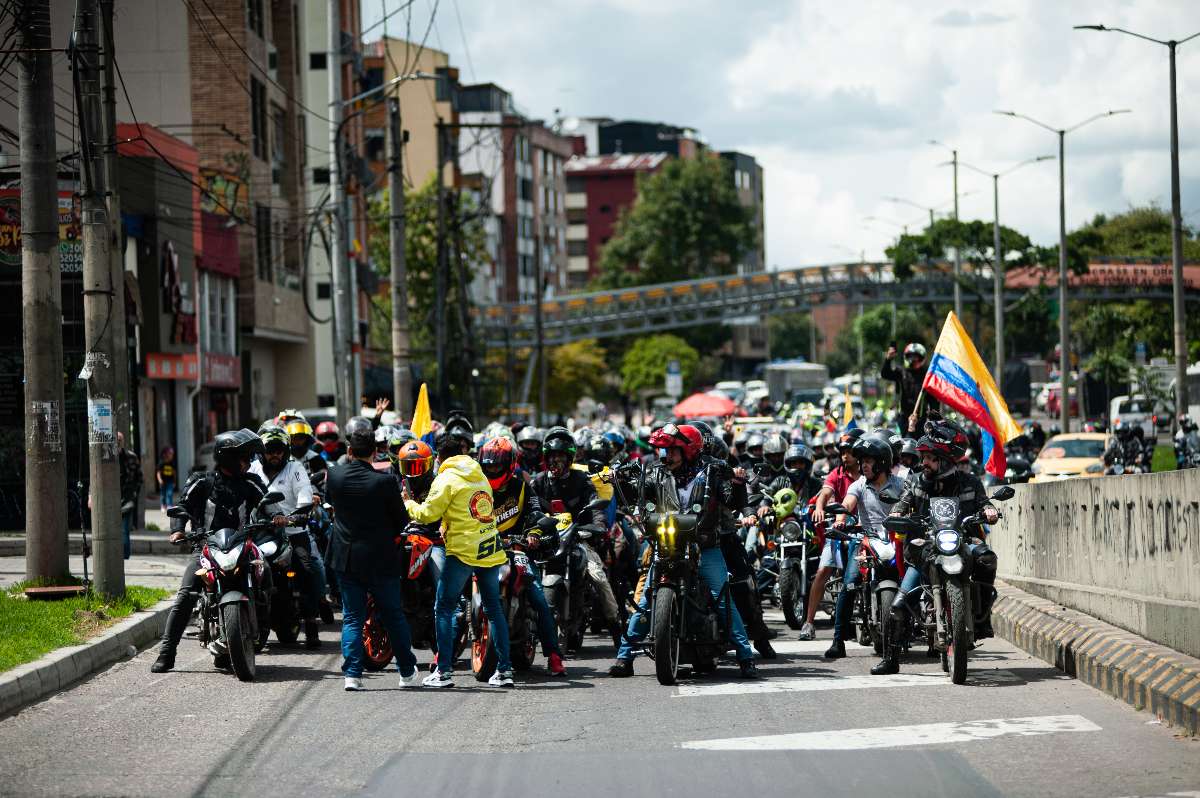 Foto de motociclistas, en nota de que motos Suzuki, AKT, Auteco y más en Colombia ya tiene respaldo de Andi, en video