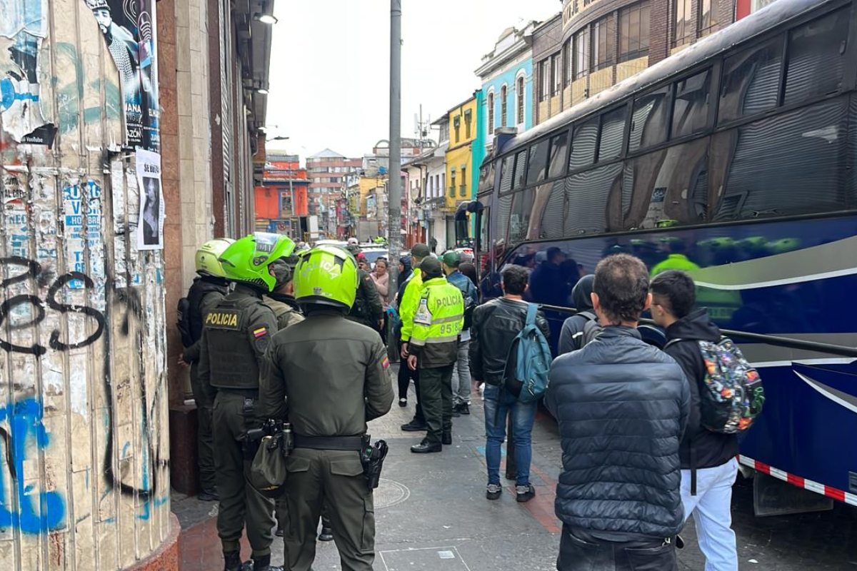 Policía armó un megaoperativo en Bogotá y sacó 5 camiones llenos de contrabando. Varios comerciantes fueron capturados por no tener documentos en regla. 
