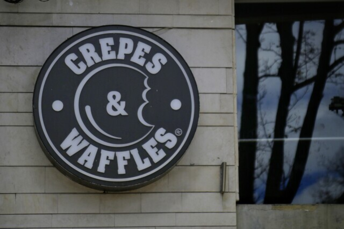Los precios que maneja Crepes & Waffles en el extranjero. Sale mucho más barato comer en Colombia. 