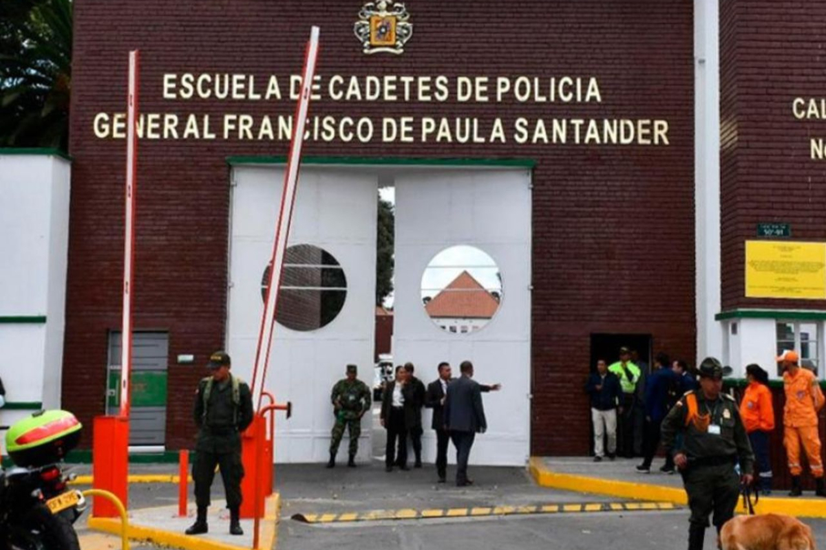 Escuela Militar General Santander en Bogotá fue evacuada por paquete sospechoso. Las autoridades ya revisan el material. 