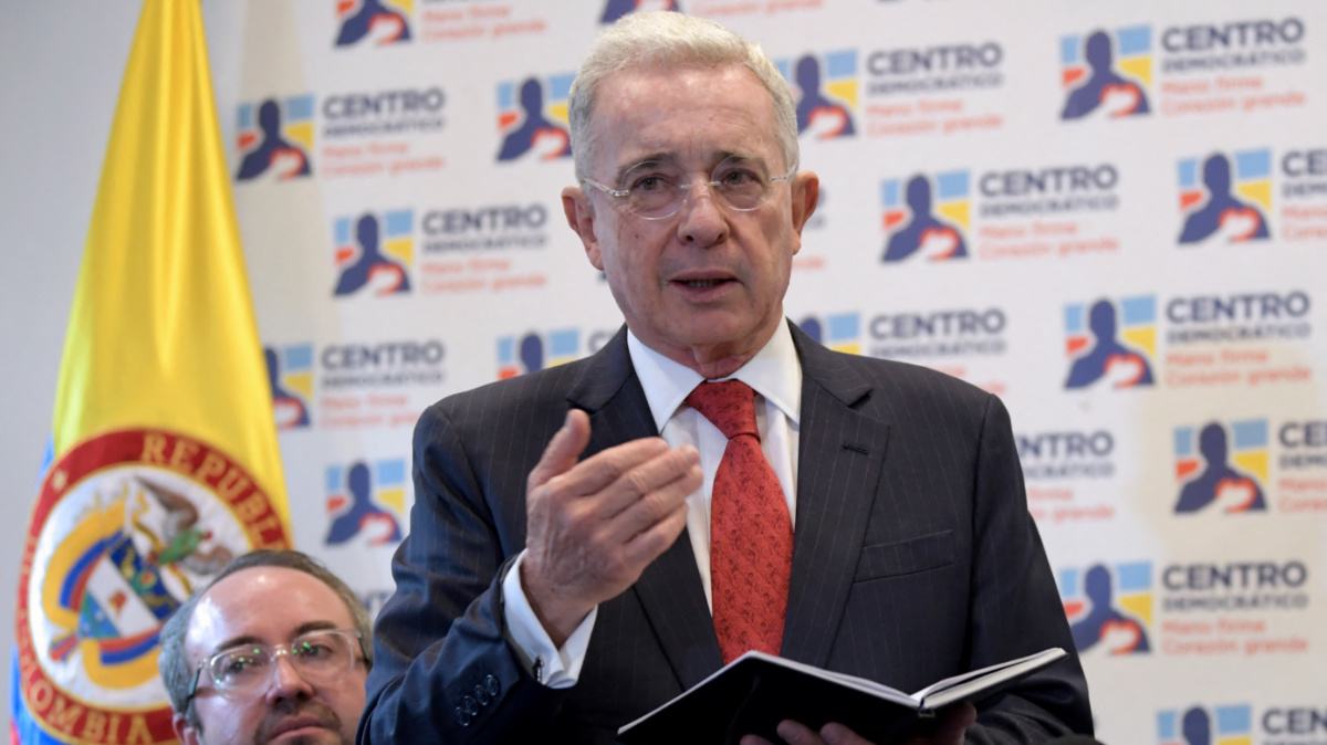 Álvaro Uribe Vélez anuncia continuar su "recorrido democrático" en Colombia.