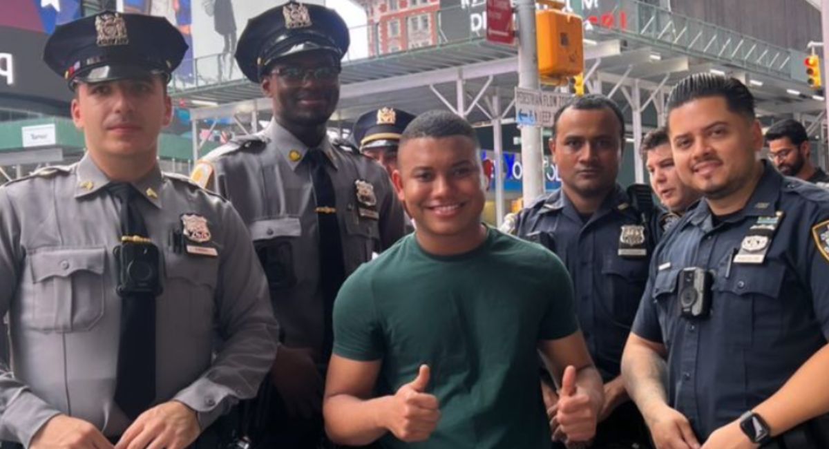 Miguel Polo Polo viajó a Nueva York (Estados Unidos) y aprovechó para alabar el capitalismo y tomarse varias fotos con policías.