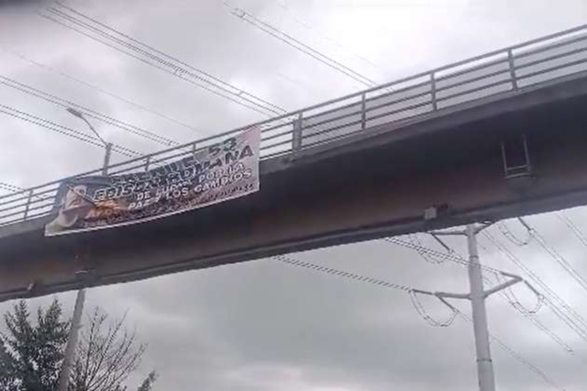 Pancartas de las disidencias de las Farc aparecieron en puentes de Bogotá y en dos localidades. Policía anunció investigaciones. 