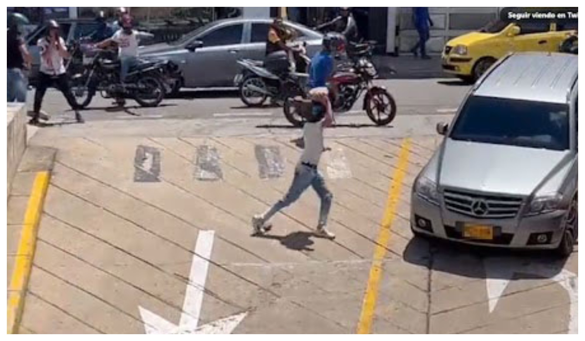 Caos en Bucaramanga por motociclistas que atacaron con rocas a carros de Alcaldía