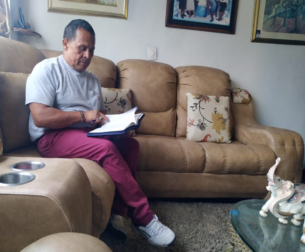 'Lucho' Díaz, el exconcejal, en la sala de su casa, leyendo la Biblia / Universidad de la Sabana.