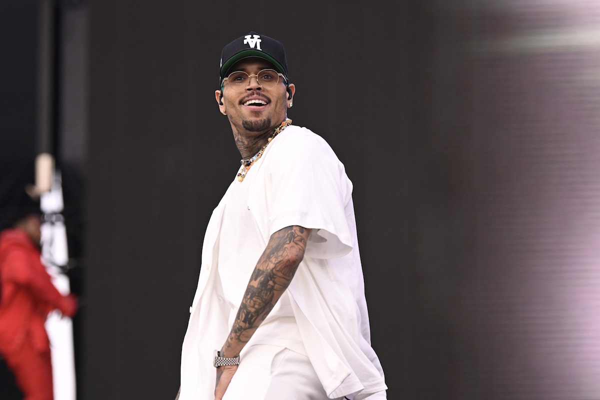 El cantante Chris Brown sorprendió junto con su equipo a un fan que estaba haciendo un baile que es tendencia en redes y terminaron en el clip juntos.