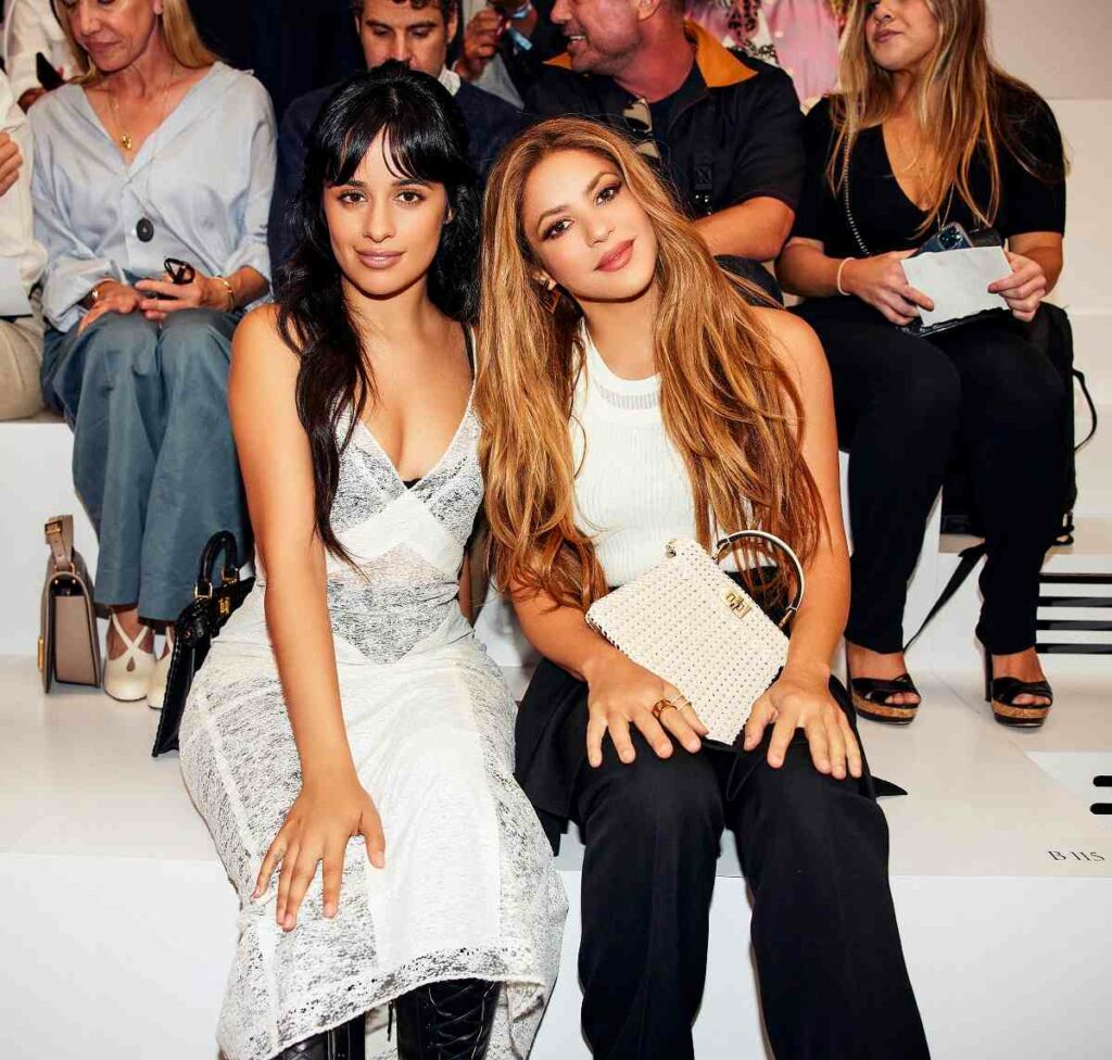 Shakira, con Camila Cabello en desfile de Fendi en Paris, sorprendió al usar falda y pantalón / Cortesía Nicolás Gerardin