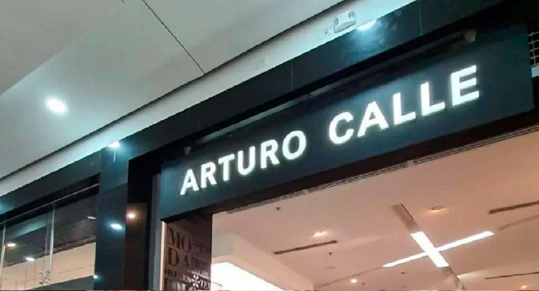 Foto de tienda de Arturo Calle, que está junto a Gef, Koaj y más entre empresas de moda más importantes de Colombia.