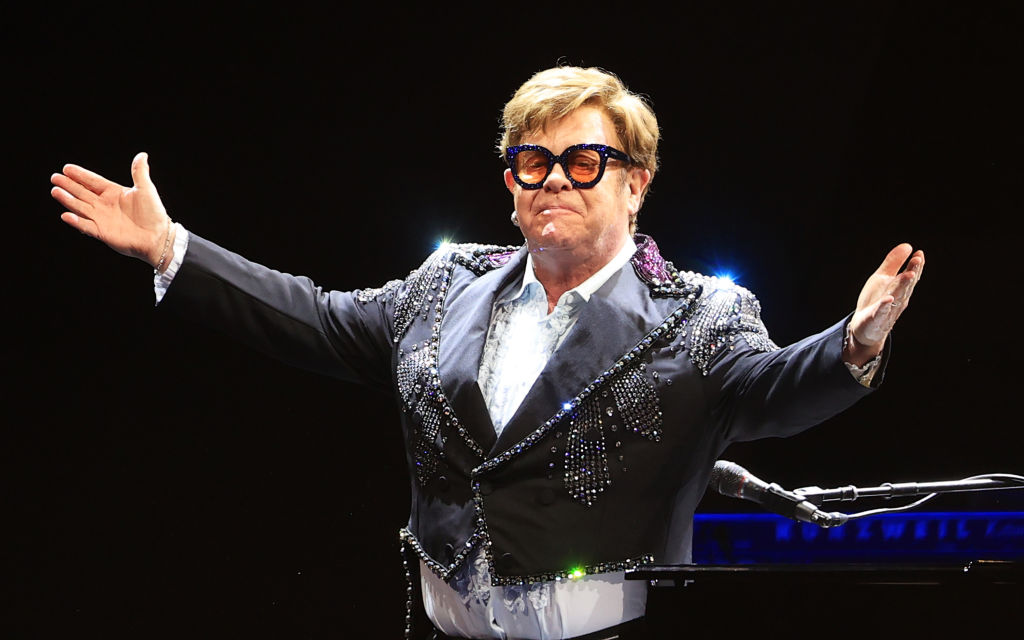 Elton John dio su último concierto en Estocolmo, Suecia y se despidió de los escenarios.