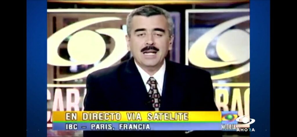 Foto de Javier Hernández Bonnet en Noticias Caracol en 1998. Foto: Noticias Caracol.